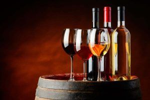 Calici e bottiglie di vino