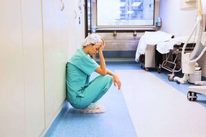 Medico accovacciato a terra