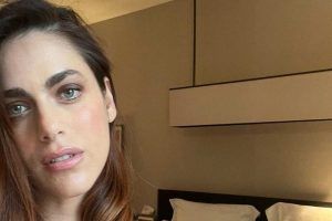 Miriam Leone e la sua magnifica lampada Flos, quanto costa