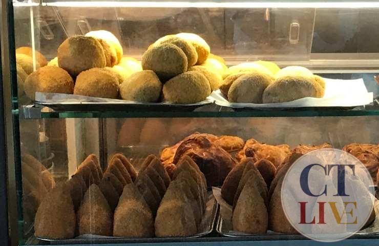 Vetrina di arancini di forme e gusti diversi