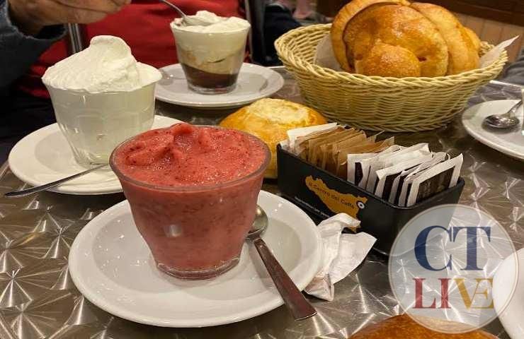 cremolata di fragola, granita caffé con panna e briosches con il tuppo