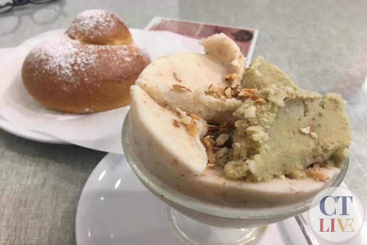 granita siciliana e brioscia con il tuppo