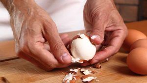 Come aprire le uova sode senza romperle