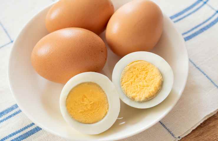 Come aprire uova sode senza romperle